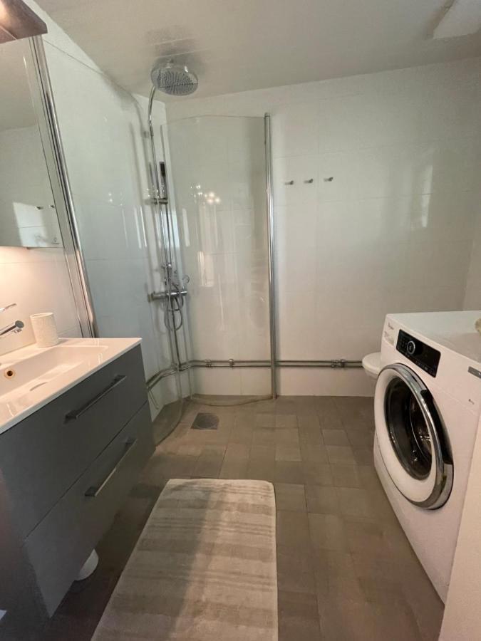 Villa Charmigt Hus Pa Vindoe Stoccolma Esterno foto