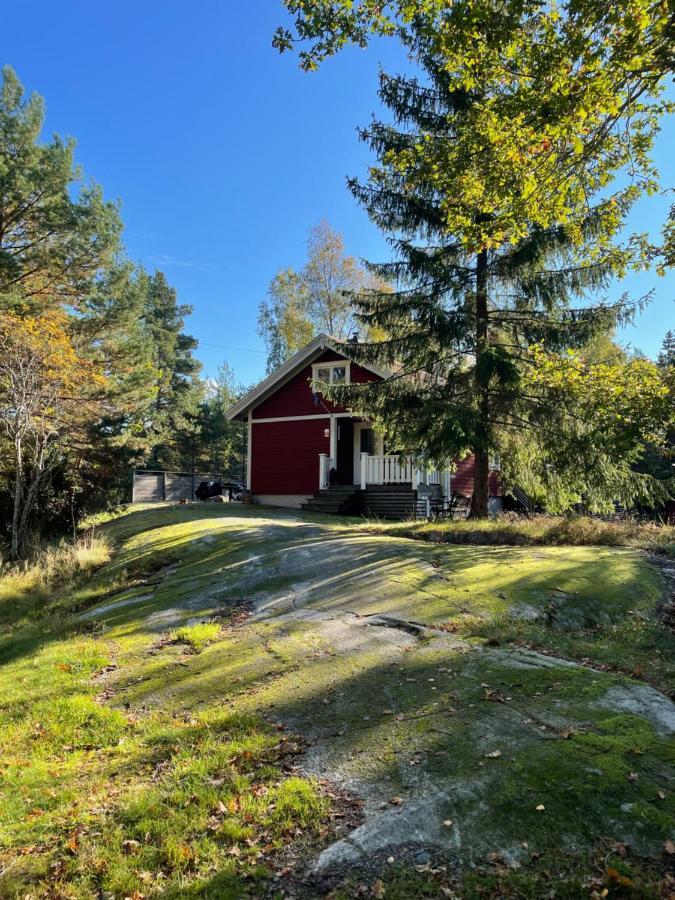 Villa Charmigt Hus Pa Vindoe Stoccolma Esterno foto