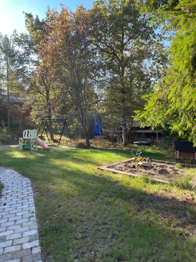 Villa Charmigt Hus Pa Vindoe Stoccolma Esterno foto