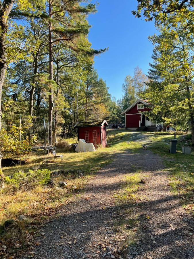 Villa Charmigt Hus Pa Vindoe Stoccolma Esterno foto