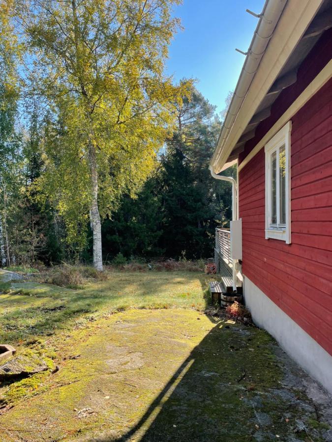 Villa Charmigt Hus Pa Vindoe Stoccolma Esterno foto